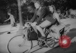 Standbild Pariser auf Fahrräder Paris Frankreich, 1946, aus Sekunde 13 historischem Filmmaterial Videoclip 65675044943