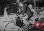 Standbild Pariser auf Fahrräder Paris Frankreich, 1946, aus Sekunde 14 historischem Filmmaterial Videoclip 65675044943
