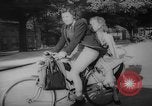 Standbild Pariser auf Fahrräder Paris Frankreich, 1946, aus Sekunde 15 historischem Filmmaterial Videoclip 65675044943