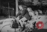 Standbild Pariser auf Fahrräder Paris Frankreich, 1946, aus Sekunde 16 historischem Filmmaterial Videoclip 65675044943