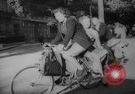 Standbild Pariser auf Fahrräder Paris Frankreich, 1946, aus Sekunde 17 historischem Filmmaterial Videoclip 65675044943