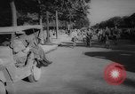 Standbild Pariser auf Fahrräder Paris Frankreich, 1946, aus Sekunde 19 historischem Filmmaterial Videoclip 65675044943