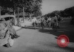 Standbild Pariser auf Fahrräder Paris Frankreich, 1946, aus Sekunde 20 historischem Filmmaterial Videoclip 65675044943