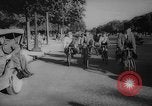Standbild Pariser auf Fahrräder Paris Frankreich, 1946, aus Sekunde 21 historischem Filmmaterial Videoclip 65675044943