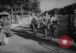Standbild Pariser auf Fahrräder Paris Frankreich, 1946, aus Sekunde 22 historischem Filmmaterial Videoclip 65675044943