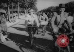Standbild Pariser auf Fahrräder Paris Frankreich, 1946, aus Sekunde 23 historischem Filmmaterial Videoclip 65675044943
