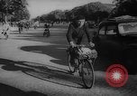 Standbild Pariser auf Fahrräder Paris Frankreich, 1946, aus Sekunde 25 historischem Filmmaterial Videoclip 65675044943