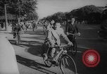 Standbild Pariser auf Fahrräder Paris Frankreich, 1946, aus Sekunde 26 historischem Filmmaterial Videoclip 65675044943