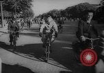 Standbild Pariser auf Fahrräder Paris Frankreich, 1946, aus Sekunde 27 historischem Filmmaterial Videoclip 65675044943