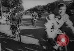Standbild Pariser auf Fahrräder Paris Frankreich, 1946, aus Sekunde 28 historischem Filmmaterial Videoclip 65675044943