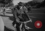 Standbild Pariser auf Fahrräder Paris Frankreich, 1946, aus Sekunde 29 historischem Filmmaterial Videoclip 65675044943