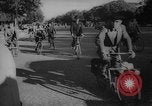 Standbild Pariser auf Fahrräder Paris Frankreich, 1946, aus Sekunde 30 historischem Filmmaterial Videoclip 65675044943