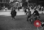 Standbild Pariser auf Fahrräder Paris Frankreich, 1946, aus Sekunde 31 historischem Filmmaterial Videoclip 65675044943