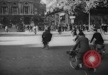 Standbild Pariser auf Fahrräder Paris Frankreich, 1946, aus Sekunde 32 historischem Filmmaterial Videoclip 65675044943