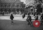 Standbild Pariser auf Fahrräder Paris Frankreich, 1946, aus Sekunde 33 historischem Filmmaterial Videoclip 65675044943