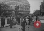 Standbild Pariser auf Fahrräder Paris Frankreich, 1946, aus Sekunde 34 historischem Filmmaterial Videoclip 65675044943