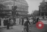 Standbild Pariser auf Fahrräder Paris Frankreich, 1946, aus Sekunde 35 historischem Filmmaterial Videoclip 65675044943