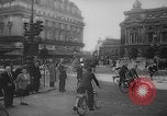 Standbild Pariser auf Fahrräder Paris Frankreich, 1946, aus Sekunde 36 historischem Filmmaterial Videoclip 65675044943
