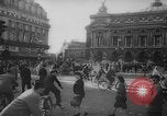 Standbild Pariser auf Fahrräder Paris Frankreich, 1946, aus Sekunde 38 historischem Filmmaterial Videoclip 65675044943