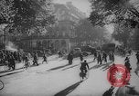 Standbild Pariser auf Fahrräder Paris Frankreich, 1946, aus Sekunde 44 historischem Filmmaterial Videoclip 65675044943
