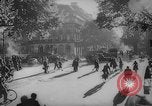 Standbild Pariser auf Fahrräder Paris Frankreich, 1946, aus Sekunde 45 historischem Filmmaterial Videoclip 65675044943