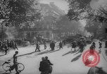 Standbild Pariser auf Fahrräder Paris Frankreich, 1946, aus Sekunde 46 historischem Filmmaterial Videoclip 65675044943