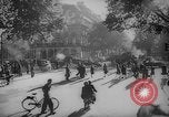 Standbild Pariser auf Fahrräder Paris Frankreich, 1946, aus Sekunde 47 historischem Filmmaterial Videoclip 65675044943