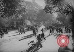 Standbild Pariser auf Fahrräder Paris Frankreich, 1946, aus Sekunde 49 historischem Filmmaterial Videoclip 65675044943