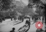 Standbild Pariser auf Fahrräder Paris Frankreich, 1946, aus Sekunde 50 historischem Filmmaterial Videoclip 65675044943
