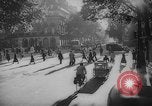Standbild Pariser auf Fahrräder Paris Frankreich, 1946, aus Sekunde 52 historischem Filmmaterial Videoclip 65675044943