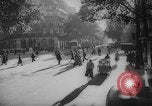 Standbild Pariser auf Fahrräder Paris Frankreich, 1946, aus Sekunde 53 historischem Filmmaterial Videoclip 65675044943