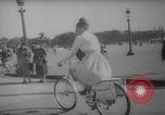 Standbild Pariser auf Fahrräder Paris Frankreich, 1946, aus Sekunde 55 historischem Filmmaterial Videoclip 65675044943