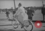 Standbild Pariser auf Fahrräder Paris Frankreich, 1946, aus Sekunde 56 historischem Filmmaterial Videoclip 65675044943