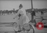 Standbild Pariser auf Fahrräder Paris Frankreich, 1946, aus Sekunde 57 historischem Filmmaterial Videoclip 65675044943