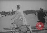 Standbild Pariser auf Fahrräder Paris Frankreich, 1946, aus Sekunde 58 historischem Filmmaterial Videoclip 65675044943