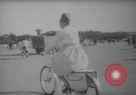 Standbild Pariser auf Fahrräder Paris Frankreich, 1946, aus Sekunde 59 historischem Filmmaterial Videoclip 65675044943