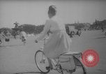 Standbild Pariser auf Fahrräder Paris Frankreich, 1946, aus Sekunde 60 historischem Filmmaterial Videoclip 65675044943