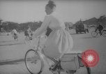 Standbild Pariser auf Fahrräder Paris Frankreich, 1946, aus Sekunde 61 historischem Filmmaterial Videoclip 65675044943
