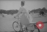 Standbild Pariser auf Fahrräder Paris Frankreich, 1946, aus Sekunde 62 historischem Filmmaterial Videoclip 65675044943