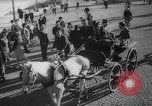 Standbild Parisern Paris Frankreich, 1946, aus Sekunde 26 historischem Filmmaterial Videoclip 65675044945