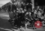 Standbild Parisern Paris Frankreich, 1946, aus Sekunde 43 historischem Filmmaterial Videoclip 65675044945