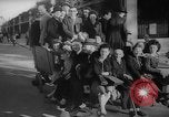 Standbild Parisern Paris Frankreich, 1946, aus Sekunde 44 historischem Filmmaterial Videoclip 65675044945