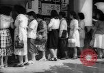 Immagine di Movie Theater Tokyo Giappone, 1949, secondo 52 filmato di repertorio 65675044952