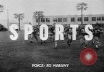 Standbild Football Team Praktiken mit mechanisierten Dummies Ventura California USA, 1948, aus Sekunde 1 historischem Filmmaterial Videoclip 65675044997