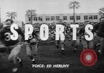 Standbild Football Team Praktiken mit mechanisierten Dummies Ventura California USA, 1948, aus Sekunde 3 historischem Filmmaterial Videoclip 65675044997