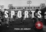 Standbild Football Team Praktiken mit mechanisierten Dummies Ventura California USA, 1948, aus Sekunde 4 historischem Filmmaterial Videoclip 65675044997