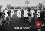 Standbild Football Team Praktiken mit mechanisierten Dummies Ventura California USA, 1948, aus Sekunde 5 historischem Filmmaterial Videoclip 65675044997