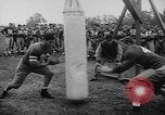 Standbild Football Team Praktiken mit mechanisierten Dummies Ventura California USA, 1948, aus Sekunde 7 historischem Filmmaterial Videoclip 65675044997