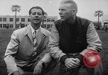 Standbild Football Team Praktiken mit mechanisierten Dummies Ventura California USA, 1948, aus Sekunde 10 historischem Filmmaterial Videoclip 65675044997