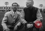 Standbild Football Team Praktiken mit mechanisierten Dummies Ventura California USA, 1948, aus Sekunde 11 historischem Filmmaterial Videoclip 65675044997